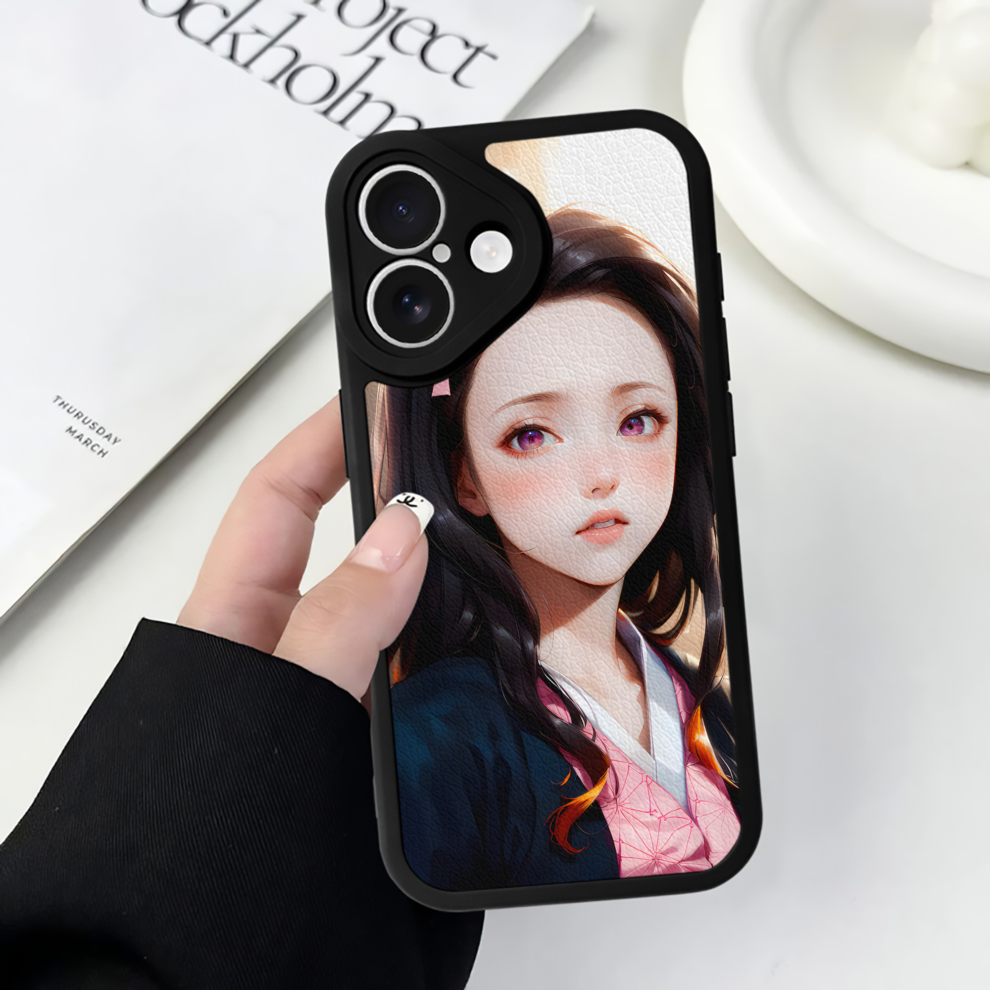 （画像用） 鬼滅の刃（きめつのやいば）竈門 禰󠄀豆子／かまど ねずこ Kamado Nezuko 【iPhone 16シリーズ対応】シリコンスマホケース（レザー調） 材質：シリコン